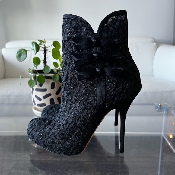 CHRISTIAN DIOR | BLACK MESH DESIGN SATIN HEELED BOOTIES W/ BOWS - Picture 4 of 12